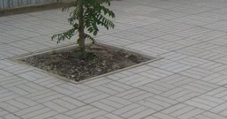 Качественная тротуарная плитка серого цвета в Старой Руссе в октябре