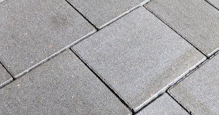 Гранитная брусчатка для дорожек и площадок в Старой Руссе в октябре