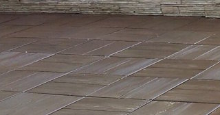 Бетонная брусчатка двора в Старой Руссе в октябре