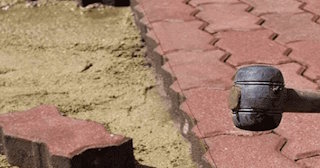 Укладка плитки на песок в Старой Руссе в октябре