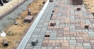 Профессиональная укладка плитки на улице в Старой Руссе в октябре