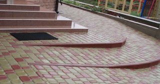 Укладка плитки на крыльцо в Старой Руссе в октябре