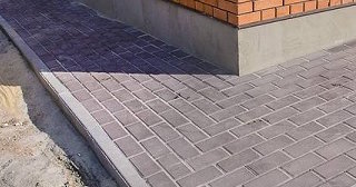 Укладка плитки на отмостку: Цена от 815 руб. в Старой Руссе от ТротуарнаяПлитка
