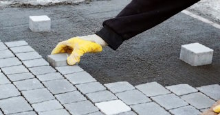 Монтаж тротуарной плитки на даче в Старой Руссе в октябре