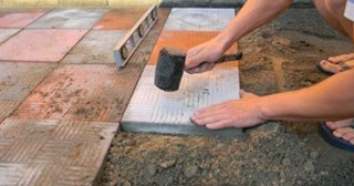 Укладка тротуарной плитки на основание в Старой Руссе в октябре
