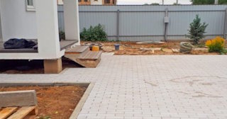 Укладка тротуарной плитки во дворе в Старой Руссе в октябре