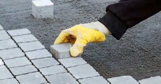Укладка тротуарной плитки 50 на 50 в Старой Руссе в октябре