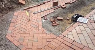 Укладка тротуарной плитки в Старой Руссе в октябре