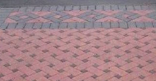Укладка тротуарной плитки на старое бетонное основание в Старой Руссе в октябре