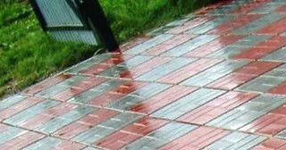 Профессиональная укладка цементной тротуарной плитки в Старой Руссе в октябре