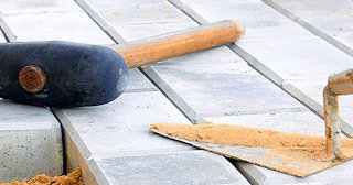 Профессиональная укладка тротуарной брусчатки в Старой Руссе в октябре