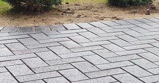 Укладка брусчатки на тротуарах в Старой Руссе в октябре