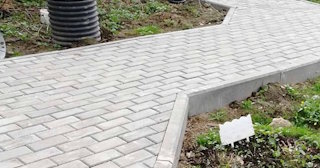 Профессиональная укладка брусчатки в Старой Руссе в октябре