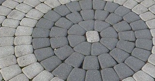 Профессиональная укладка клинкерной брусчатки в Старой Руссе в октябре