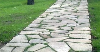 Профессиональная укладка камня на дорожки в Старой Руссе в октябре