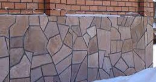 Укладка камня на отмостку здания в Старой Руссе в октябре