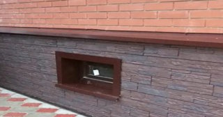 Облицовка цоколя панелями под камень в Старой Руссе в октябре