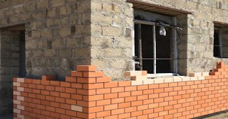 Профессиональная облицовка цоколя дома в Старой Руссе в октябре