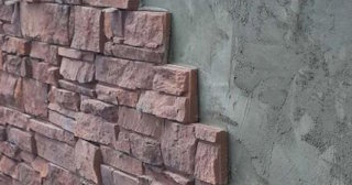 Качественная отделка цоколя фундамента снаружи в Старой Руссе в октябре