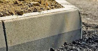 Бордюр для газона в Старой Руссе в октябре