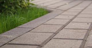 Профессиональная укладка тротуарных дорожек в Старой Руссе в октябре