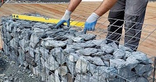 Устройство подпорной стенки из габионов в Старой Руссе в октябре